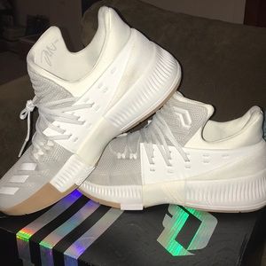 Damian Lillards 3’s all white edition